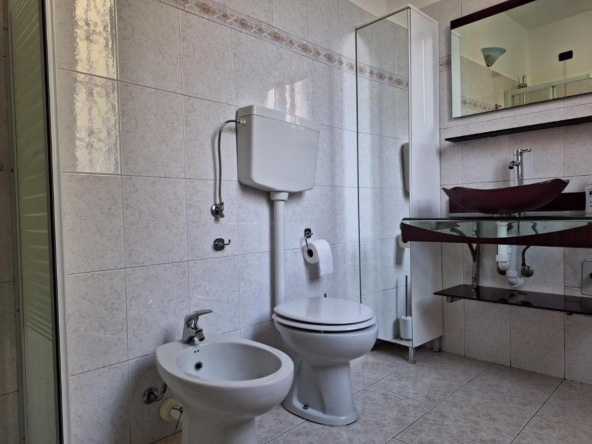 Appartamento La Casa Dei Nonni Malnate Buitenkant foto